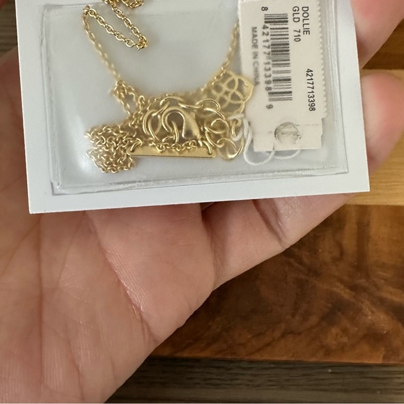 NWT Kendra Scott Dollie Filigree Gold Metal Pendant Necklace - Picture 3 of 5